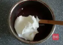 Illustration of how to make red velvet cake 11