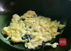 Illustration of how to make fried rice noodles with carrots and eggs 5