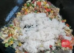 Illustration of how to make bacon and egg fried rice 5