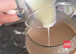 Illustration of making homemade Hong Kong-style milk tea (re-uploaded) 3