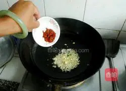 Illustration of how to stir-fry kimchi with green pepper 4