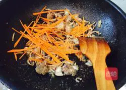 Illustration of how to make fried rice noodles with chicken 9