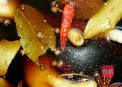 Illustration of how to braise chicken feet in the rice cooker 3