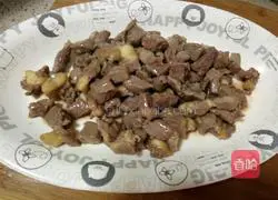 Illustration of how to make beef braised rice 1