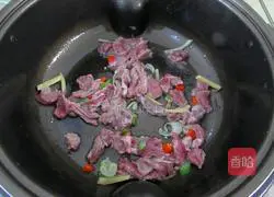 Illustration of how to make stir-fried beef with soaked lotus root 3