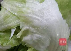 Illustration of how to make glutinous rice wrapped in lettuce 4