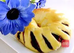 Illustration of how to make sausage bread 16