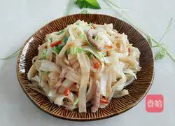 Illustration of how to stir-fry shredded pork with rice noodles 13