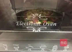 Illustration of how to make ham and cheese pizza 6