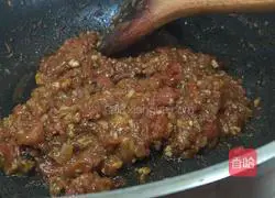 Illustration of how to make pizza sauce 10