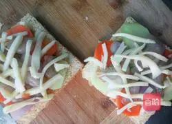 Illustration of how to make shrimp toast pizza 8