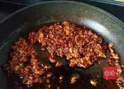 Illustration of how to make spicy minced pork rice noodles 5