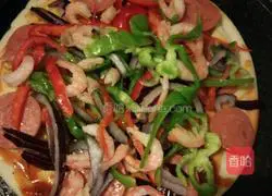 Illustration of how to make sausage and shrimp pizza with electric pan 5