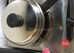 Fresh Fruit Red Sausage Pizza Recipe Illustration 8