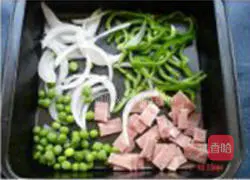 Illustration of how to make bacon cheese pizza 3