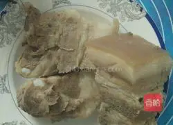 Illustration of how Lao Ganma mixes white cut meat 5