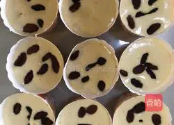 Illustration of how to make raisin cupcakes 8