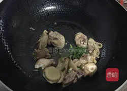 Illustration of how to make potato braised chicken nuggets 4