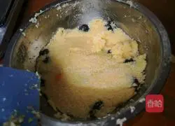 Illustration of how to make shredded coconut bread 8