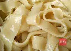 Illustration of making braised noodles with egg sauce 7