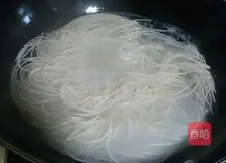 Illustration of how to make spicy and sour noodles 8