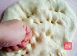 Illustration of how to make braided bean paste toast 2