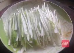 Illustration of how to make fake Beijing sauce shredded pork 4