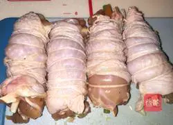 Illustration of how to make chicken leg vegetable rolls 9