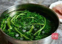 Illustration of how to make abalone sauce, chrysanthemum and bacon rolls 3