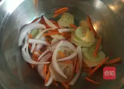 Illustration of how to make lettuce bread salad 4