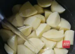 Stewed chicken with green pepper and potatoes Illustration of how to cook chicken 1