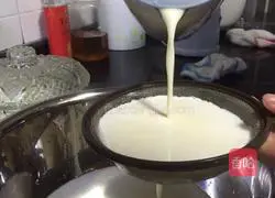 Illustration of how to make homemade water tofu (tofu curd) 3