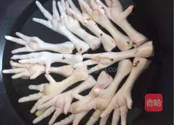 Five-spice braised chicken Illustration of how to make claws 2