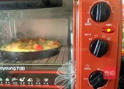 Illustration of how to make instant noodle pizza 12