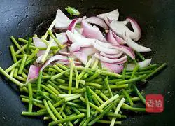 Illustration of cooking oily pork 8