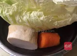 Illustration of how to make cabbage and tofu rolls 1
