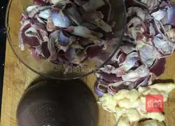 Illustration of braised chicken gizzards in duck blood 1