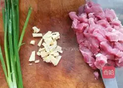 Illustration of how to make minced meat wrapped in lettuce 2