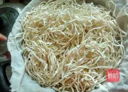 Illustration of making braised noodles 9