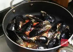 Illustration of how to cook mussels in French white wine 4