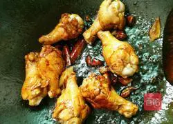 Illustration of braised chicken legs with tea tree mushrooms 8