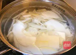 How to cook spring bamboo shoots and fried pork slices Illustration 2