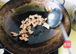 Illustration of how to make lotus white fungus with oily meat 6