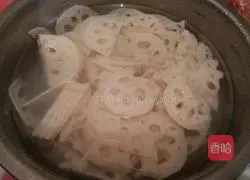Illustration of how to make cold lotus root 1