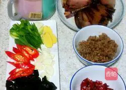 Illustration of how to make fried bacon with black bean sauce 1