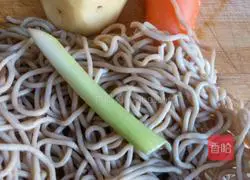 Illustration of how to make fried noodles with shredded potatoes 1