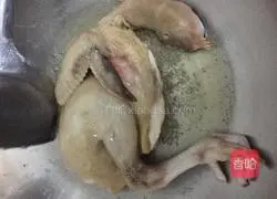 Illustration of how to make braised black bean chicken in the Fast and Furious version 3