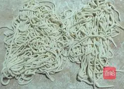 Illustration of how to make braised noodles (braised with cabbage, fungus, carrot and meat) 13