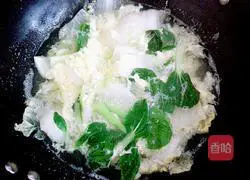 Illustration of how to make cabbage and egg soup 5
