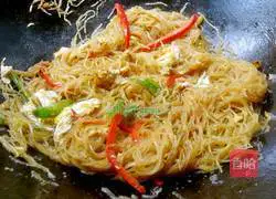 Illustration of how to make fried rice noodles with eggs 5